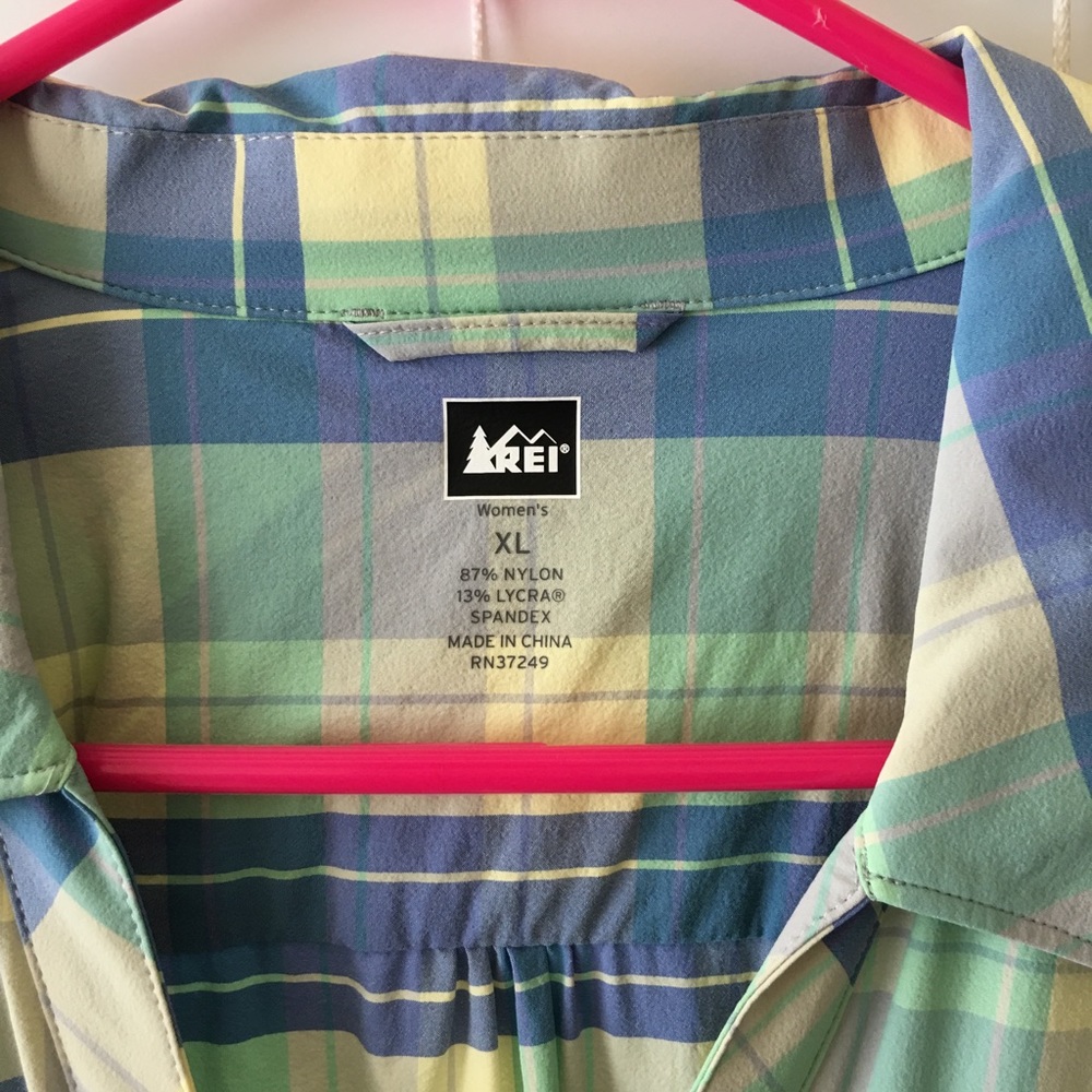 REI Women’s V Neck Button Down Blouse XL